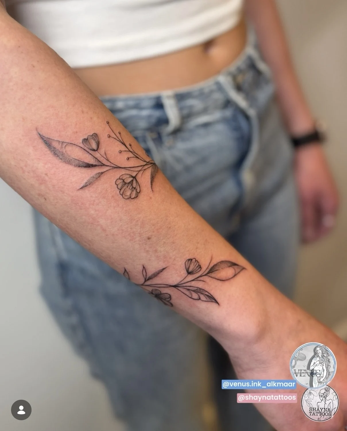Fijne botanische tattoo die de natuurlijke vorm van de onderarm volgt, door Shayna