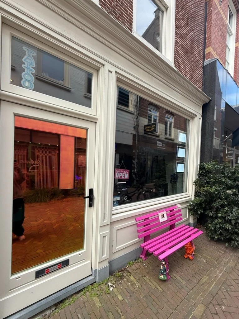De Venus Ink-studio aan de Boterstraat met het herkenbare roze bankje